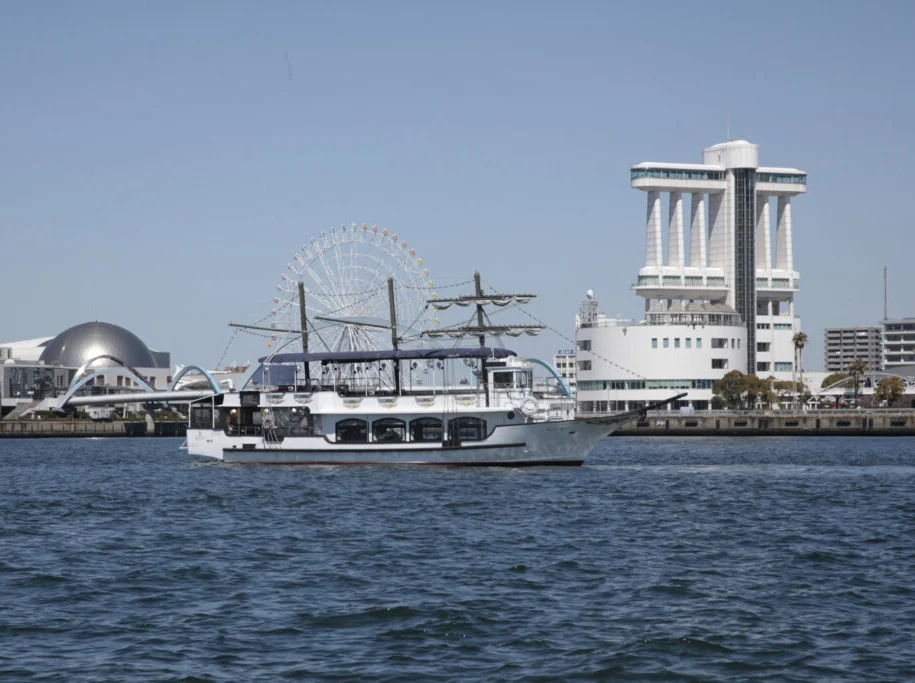 名古屋港ガーデンふ頭の遠景（観覧車・名古屋港ポートビル・水族館）