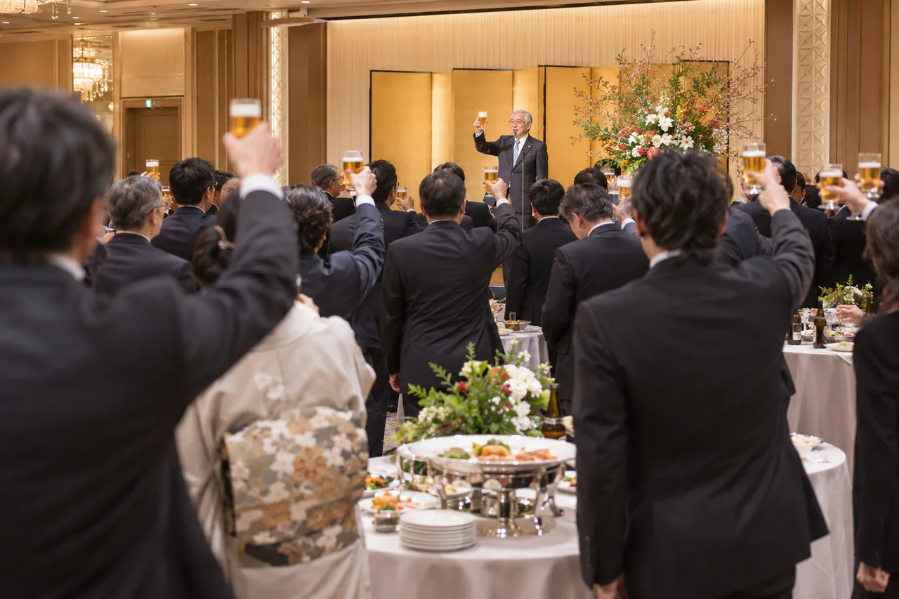 主催者のご挨拶のあとに参加者が乾杯するイメージ