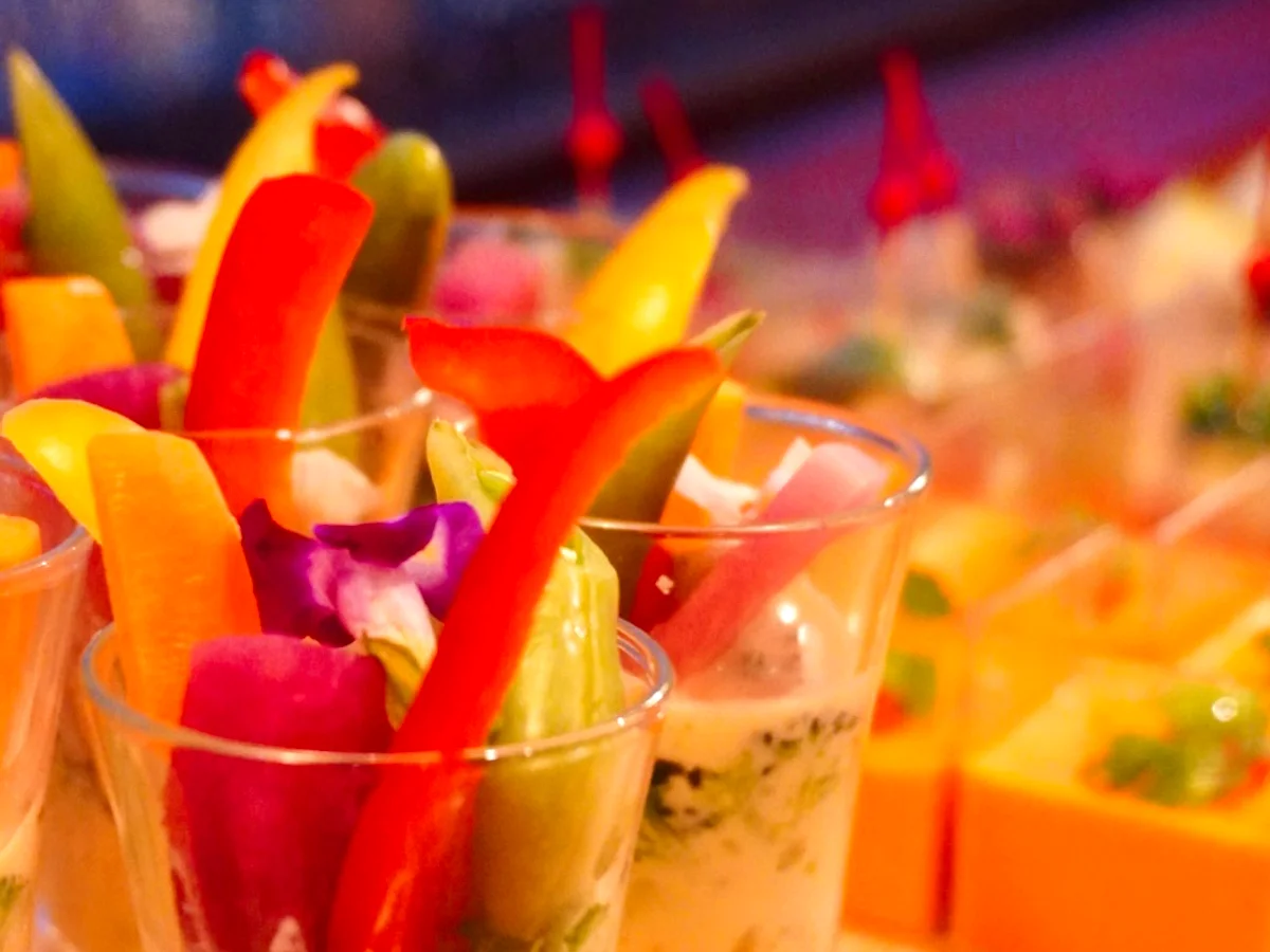 彩り野菜のバーニャカウダなど前菜